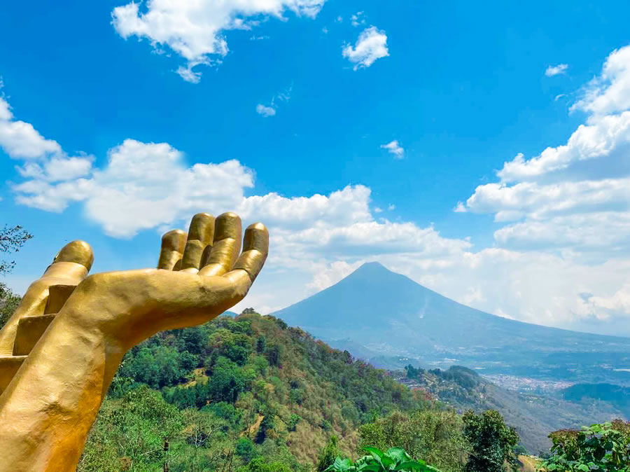 Mano de pintada de dorado, mirador en altamira.